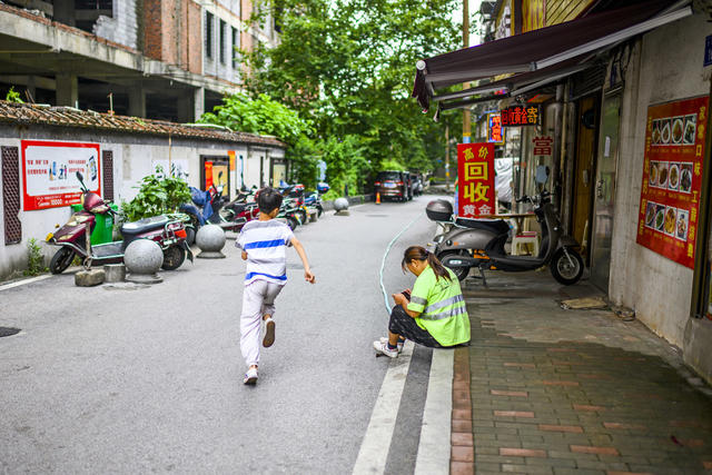 工地 垃圾车 理发店 自行车 独轮车 街景 街道 餐厅 滑动门 烟草店 汽车 老人 美女 电动车