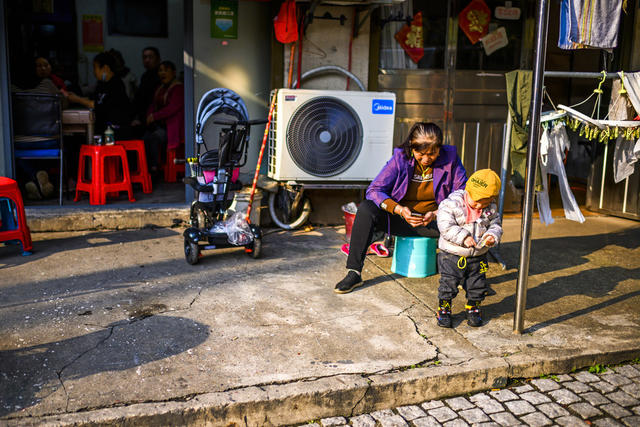 工地 垃圾车 理发店 自行车 独轮车 街景 街道 餐厅 滑动门 烟草店 汽车 老人 美女 电动车