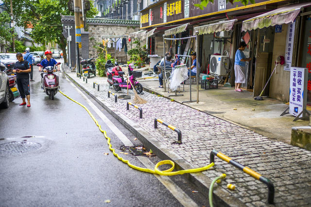 工地 垃圾车 理发店 自行车 独轮车 街景 街道 餐厅 滑动门 烟草店 汽车 老人 美女 电动车