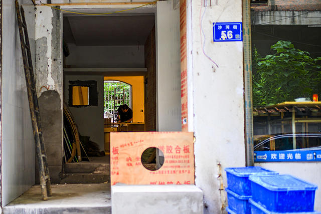 工地 垃圾车 理发店 自行车 独轮车 街景 街道 餐厅 滑动门 烟草店 汽车 老人 美女 电动车
