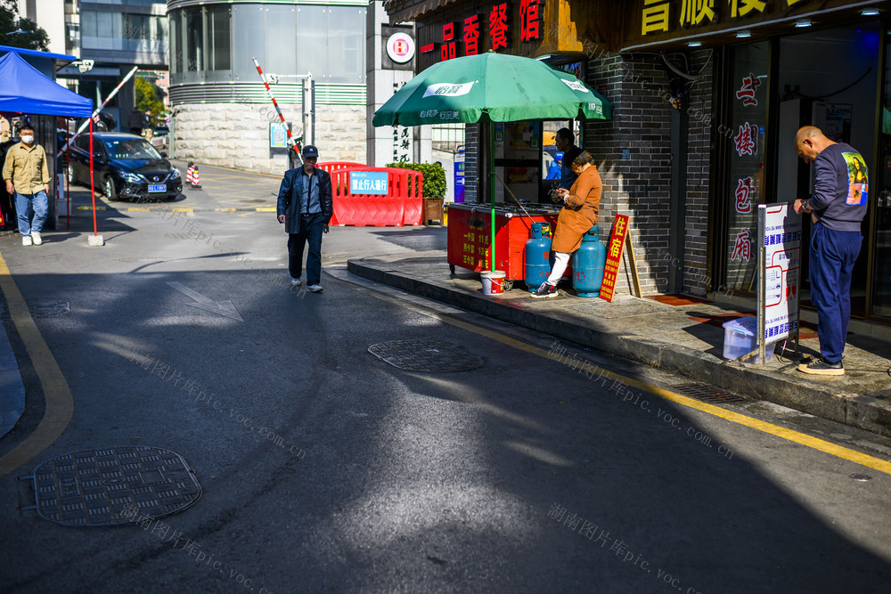  Street view, grocery store, luggage, street, sweet food, household goods, bottle, tobacco store, beautiful woman, clothes, dustbin, building