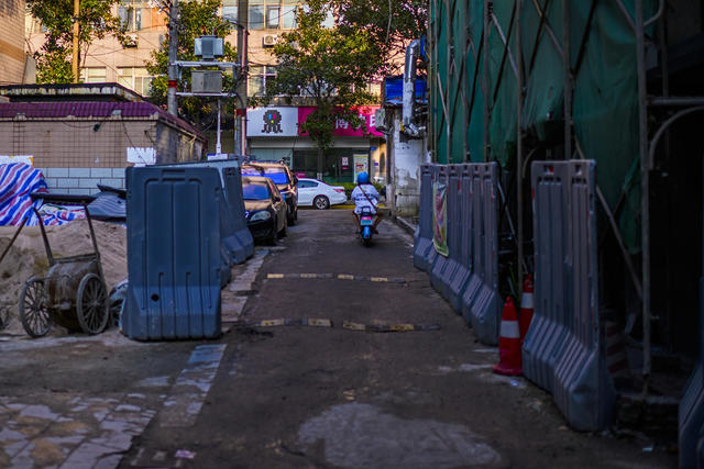 街道  街景 指示牌 室外 餐厅 庭院 工地 垃圾箱 大厦 起重机 自行车 家居物品