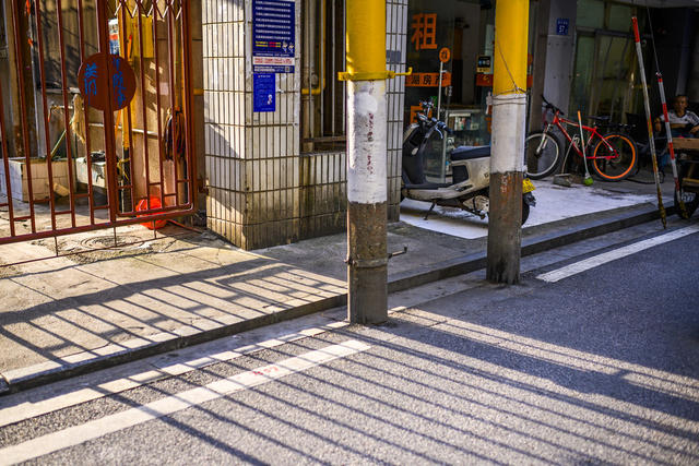 电动车 街道 街景 垃圾箱 箱包 桶 手推车 杂货店 称 衣物 扫帚 铲子 汽车 理发店 理发椅 餐厅 篮子 拐杖