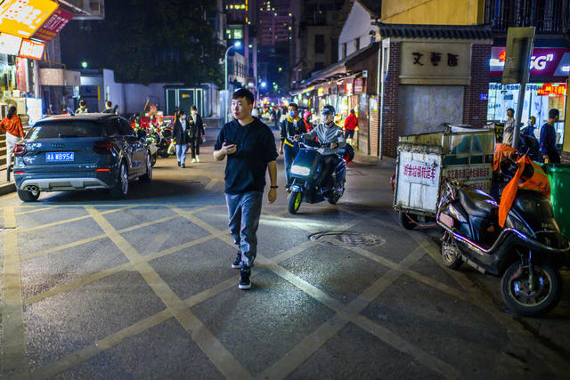楼梯扶手 箱包 杂货店 面包 肉店 街景 车站 电动车 自行车 街道 自动售货机 汽水瓶 地铁 汽车 理发店 冰箱 蔬菜 甜食 美女 电视机 垃圾箱 超市购物车