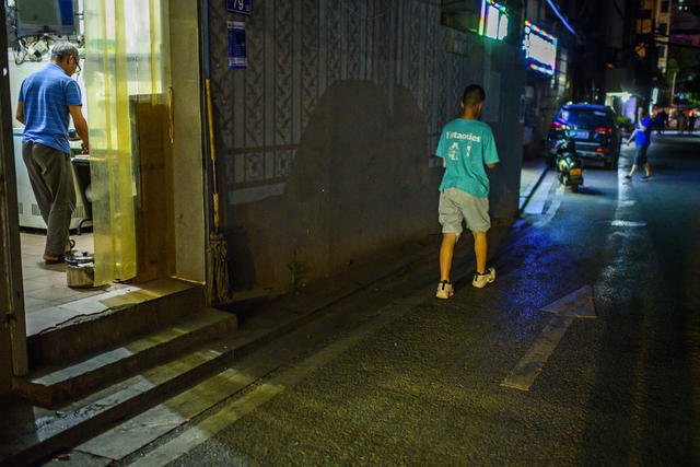 电动车 街道 街景 垃圾箱 箱包 桶 手推车 杂货店 称 衣物 扫帚 铲子 汽车 理发店 理发椅 餐厅 篮子 拐杖