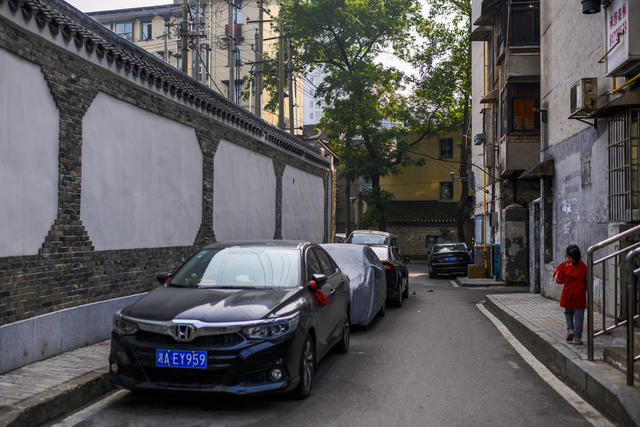 电动车 街景 家居物品 街道 室外 箱包 铲子 老人 汽车 建筑 衣物 工地
