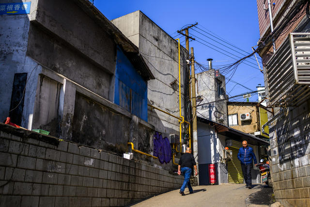 街道 衣物 街景 电动车 箱包 垃圾箱 餐厅 自行车 建筑