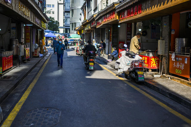 街景  汽车 杂货店 箱包 街道 甜食 家居物品 瓶子 烟草店 美女 衣物 垃圾箱 大厦 建筑