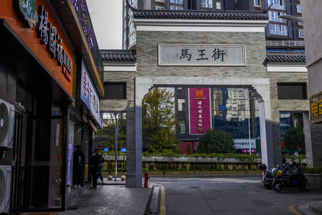 街景  汽车 杂货店 箱包 街道 甜食 家居物品 瓶子 烟草店 美女 衣物 垃圾箱 大厦 建筑