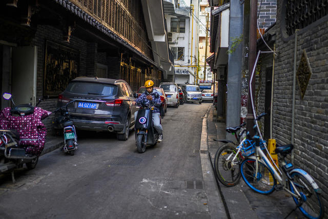 街景 街道 汽车 自行车 箱包 百叶窗 饰品 指示牌 烟草店 头盔 垃圾车 大厦