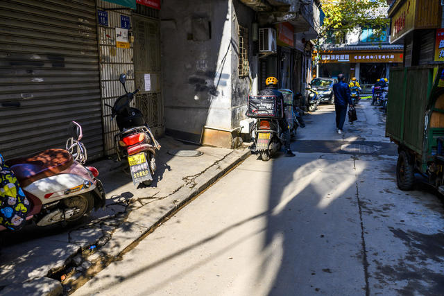 街道 衣物 街景 电动车 箱包 垃圾箱 餐厅 自行车 建筑