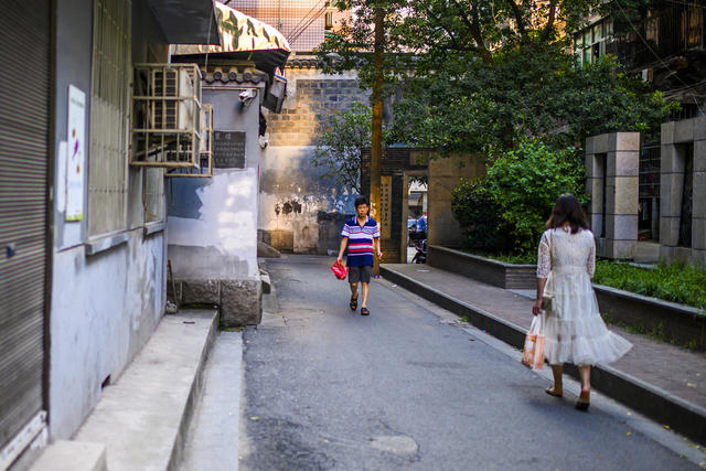街道  街景 指示牌 室外 餐厅 庭院 工地 垃圾箱 大厦 起重机 自行车 家居物品