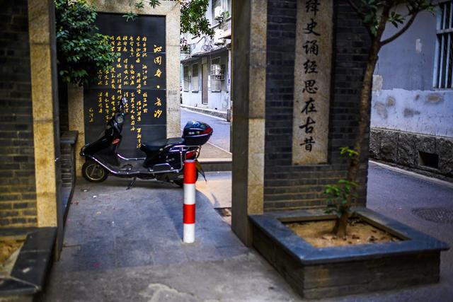 街道  街景 指示牌 室外 餐厅 庭院 工地 垃圾箱 大厦 起重机 自行车 家居物品