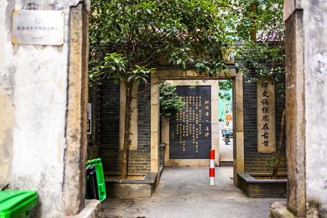 街道  街景 指示牌 室外 餐厅 庭院 工地 垃圾箱 大厦 起重机 自行车 家居物品