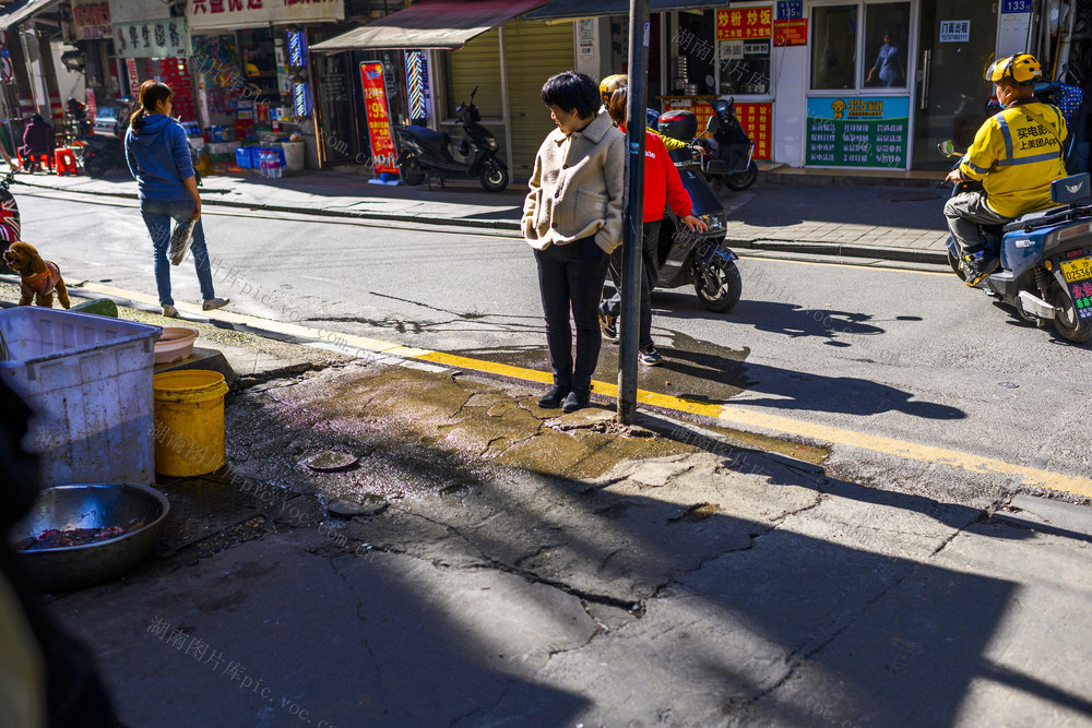  Electric car street view Trash bin Cart grocery store called clothes, broom shovel, car barber shop, barber chair, restaurant, basket, crutch