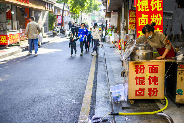 街景  汽车 杂货店 箱包 街道 甜食 家居物品 瓶子 烟草店 美女 衣物 垃圾箱 大厦 建筑