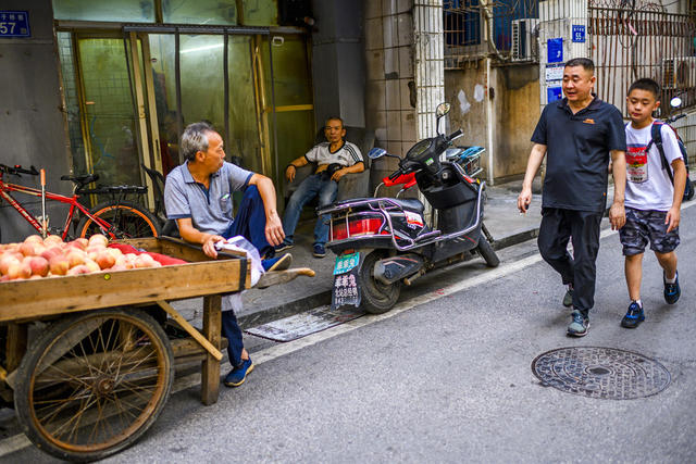 电动车 街道 街景 垃圾箱 箱包 桶 手推车 杂货店 称 衣物 扫帚 铲子 汽车 理发店 理发椅 餐厅 篮子 拐杖