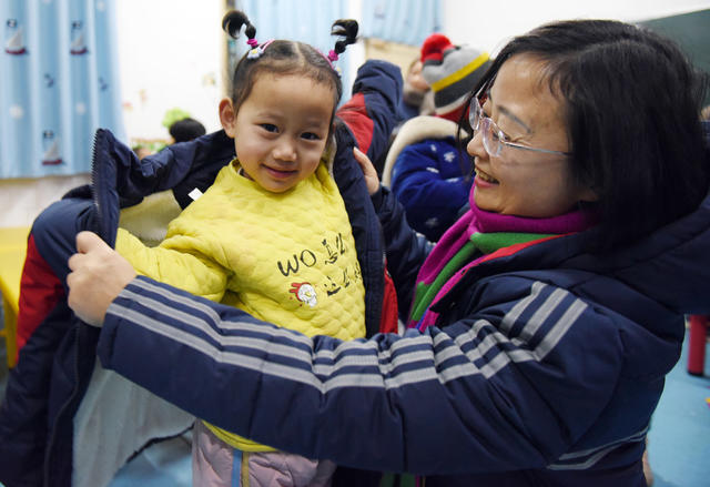  Donate caring cotton padded clothes to Miao children