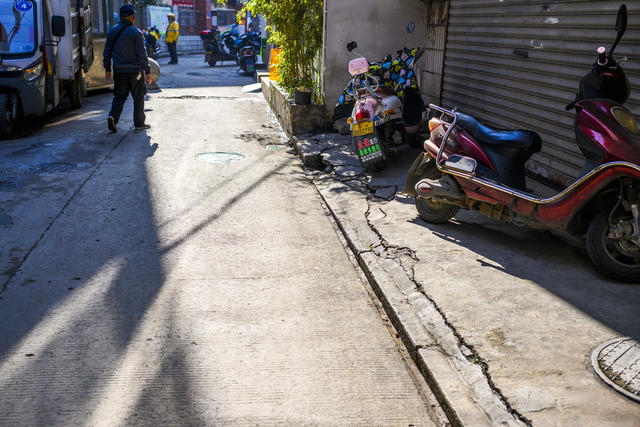 街道 衣物 街景 电动车 箱包 垃圾箱 餐厅 自行车 建筑