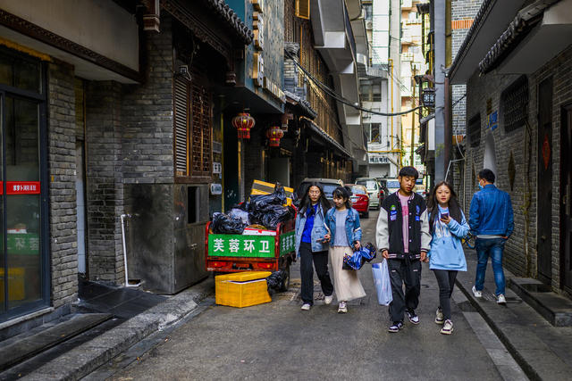 街景 街道 汽车 自行车 箱包 百叶窗 饰品 指示牌 烟草店 头盔 垃圾车 大厦