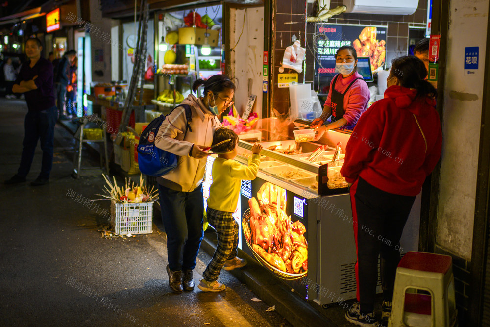  Stairs, handrails, bags, grocery stores, meat shops, street view stations, electric bicycles, street vending machines, steam bottles, subway cars, hairdressers, refrigerators, vegetables, desserts, beautiful women, television, dustbins, supermarkets, shopping carts