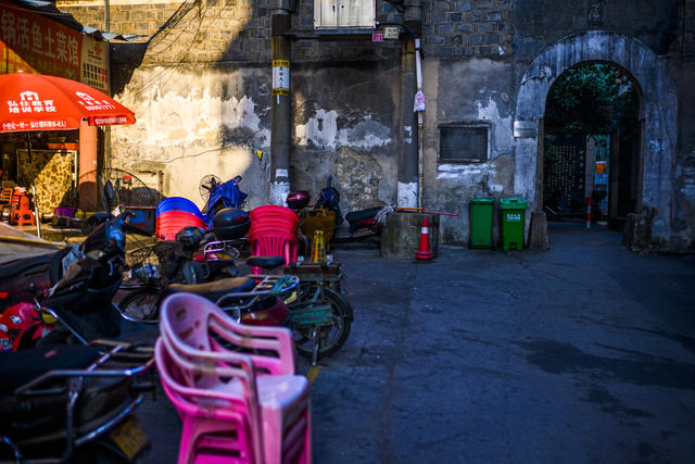 街道  街景 指示牌 室外 餐厅 庭院 工地 垃圾箱 大厦 起重机 自行车 家居物品