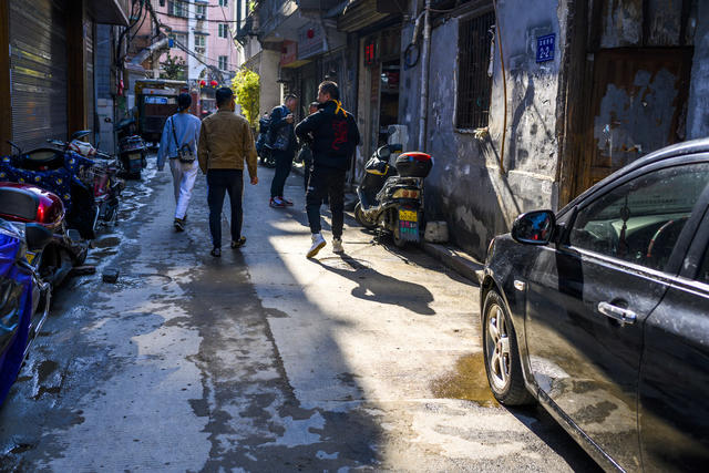 街道 衣物 街景 电动车 箱包 垃圾箱 餐厅 自行车 建筑