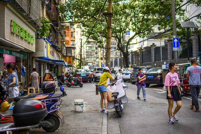电动车 街道 街景 垃圾箱 箱包 桶 手推车 杂货店 称 衣物 扫帚 铲子 汽车 理发店 理发椅 餐厅 篮子 拐杖