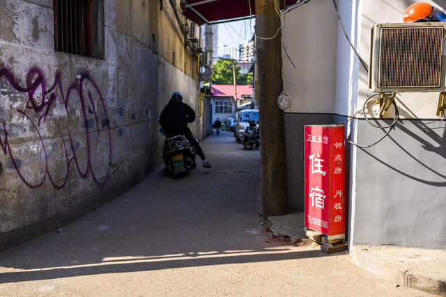 街道 衣物 街景 电动车 箱包 垃圾箱 餐厅 自行车 建筑