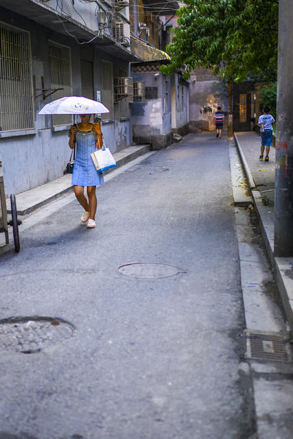 街道  街景 指示牌 室外 餐厅 庭院 工地 垃圾箱 大厦 起重机 自行车 家居物品