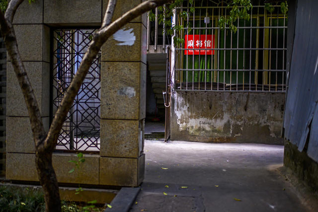 街道  街景 指示牌 室外 餐厅 庭院 工地 垃圾箱 大厦 起重机 自行车 家居物品