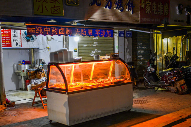 电动车 街道 街景 垃圾箱 箱包 桶 手推车 杂货店 称 衣物 扫帚 铲子 汽车 理发店 理发椅 餐厅 篮子 拐杖
