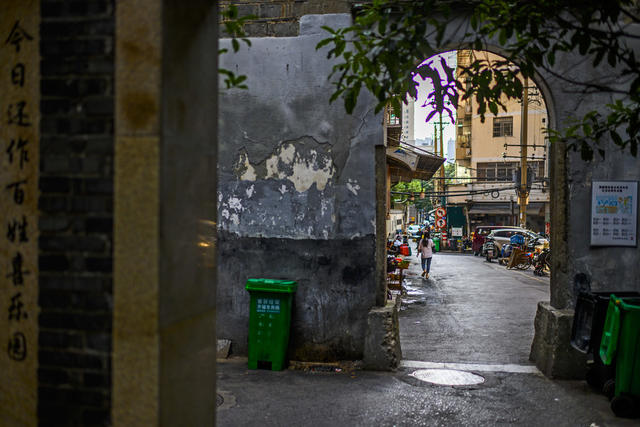 街道  街景 指示牌 室外 餐厅 庭院 工地 垃圾箱 大厦 起重机 自行车 家居物品