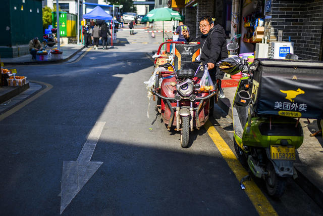 街景  汽车 杂货店 箱包 街道 甜食 家居物品 瓶子 烟草店 美女 衣物 垃圾箱 大厦 建筑