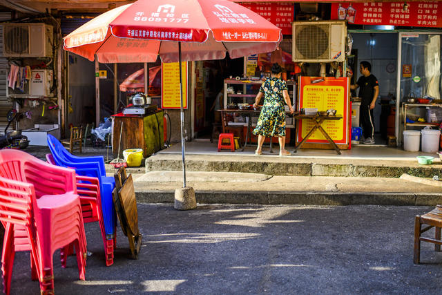 街道  街景 指示牌 室外 餐厅 庭院 工地 垃圾箱 大厦 起重机 自行车 家居物品
