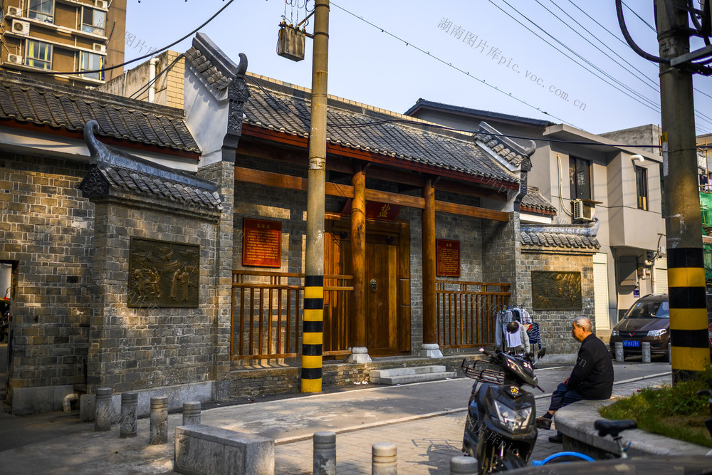 电动车 街景 家居物品 街道 室外 箱包 铲子 老人 汽车 建筑 衣物 工地