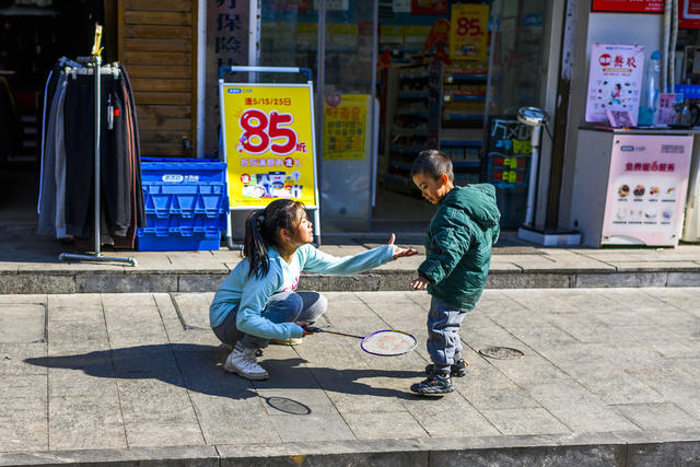 街景  汽车 杂货店 箱包 街道 甜食 家居物品 瓶子 烟草店 美女 衣物 垃圾箱 大厦 建筑