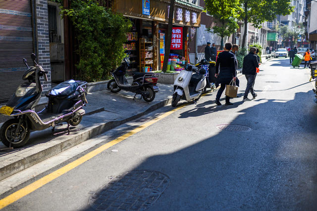 街景  汽车 杂货店 箱包 街道 甜食 家居物品 瓶子 烟草店 美女 衣物 垃圾箱 大厦 建筑