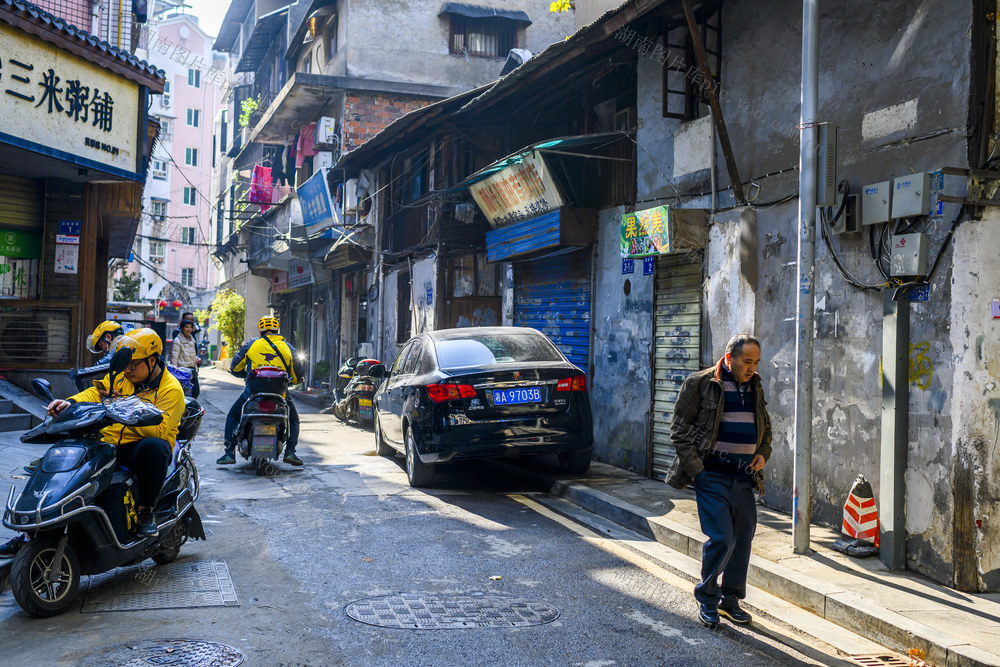 街道 衣物 街景 电动车 箱包 垃圾箱 餐厅 自行车 建筑