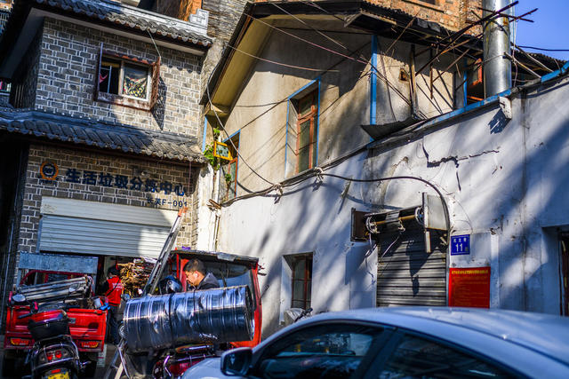 街景 街道 汽车 自行车 箱包 百叶窗 饰品 指示牌 烟草店 头盔 垃圾车 大厦