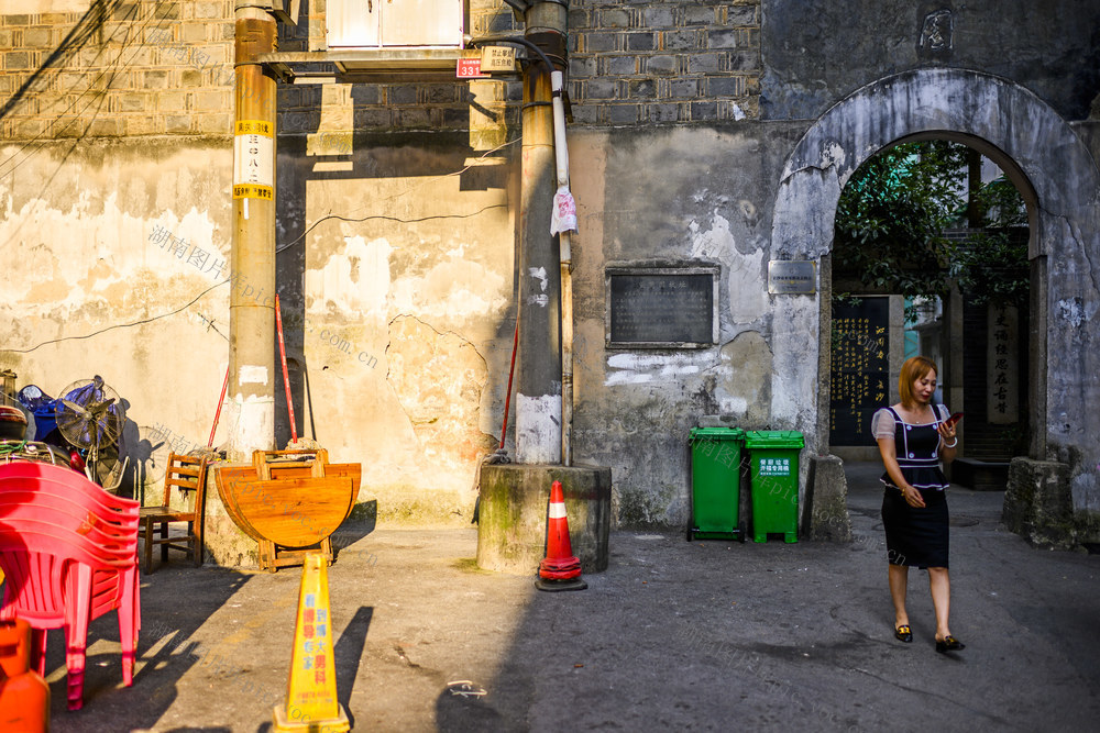  Street view signs, outdoor restaurants, yards, construction sites, dustbins, buildings, cranes, bicycles, household goods