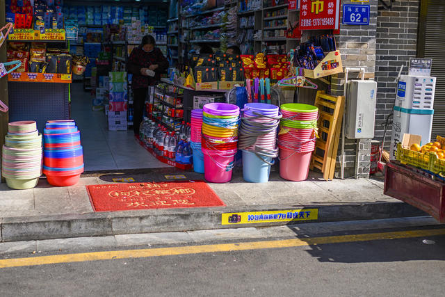 街景  汽车 杂货店 箱包 街道 甜食 家居物品 瓶子 烟草店 美女 衣物 垃圾箱 大厦 建筑