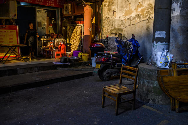 街道  街景 指示牌 室外 餐厅 庭院 工地 垃圾箱 大厦 起重机 自行车 家居物品