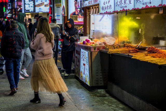 街景 餐厅 杂货店 其他 香蕉 玉米 椒盐脆饼 甜食 面包 衣物 箱包 建筑 街道 商场 夜景