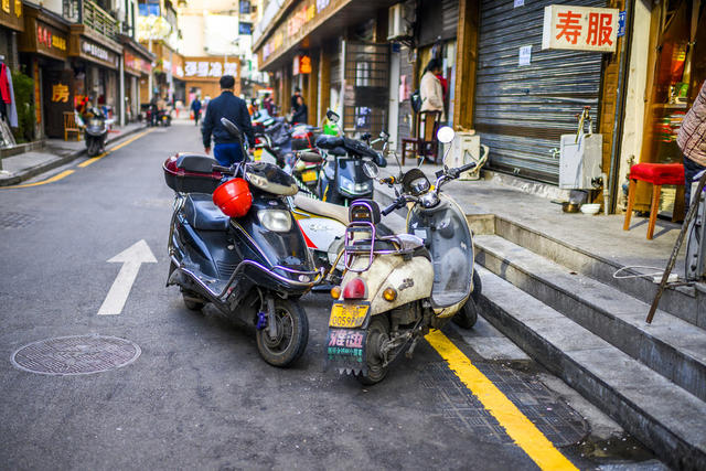 街景 街道 箱包 电动车 杂货店 家居物品 冰箱 衣物 指示牌 自行车