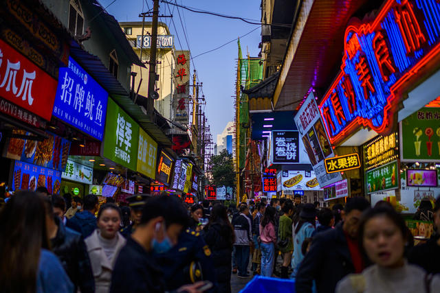 街景 餐厅 杂货店 其他 香蕉 玉米 椒盐脆饼 甜食 面包 衣物 箱包 建筑 街道 商场 夜景
