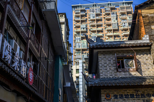 街景 街道 汽车 自行车 箱包 百叶窗 饰品 指示牌 烟草店 头盔 垃圾车 大厦