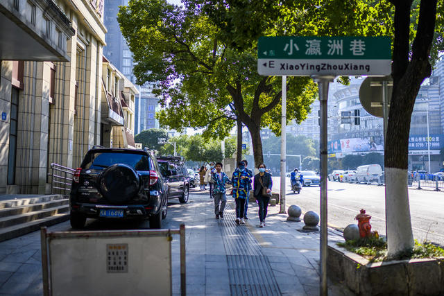 街景 街道 箱包 电动车 杂货店 家居物品 冰箱 衣物 指示牌 自行车