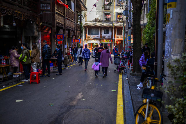 街景 餐厅 杂货店 其他 香蕉 玉米 椒盐脆饼 甜食 面包 衣物 箱包 建筑 街道 商场 夜景