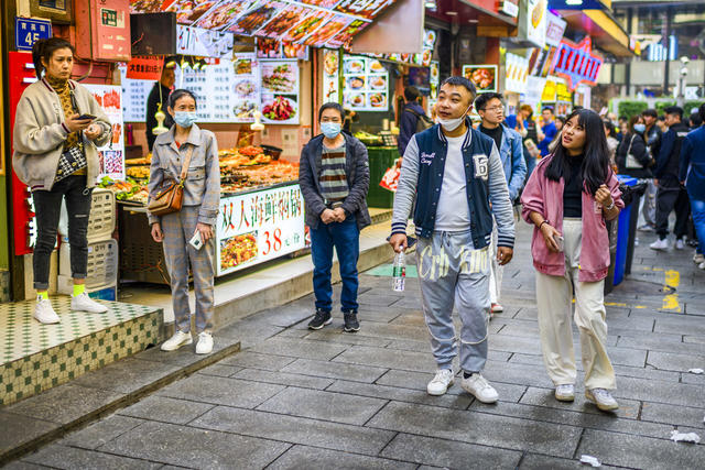街景 餐厅 杂货店 其他 香蕉 玉米 椒盐脆饼 甜食 面包 衣物 箱包 建筑 街道 商场 夜景